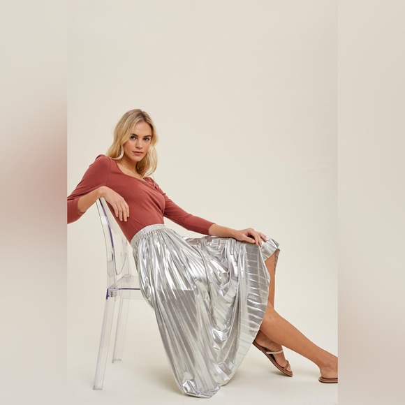 Silver Metallic Pleated Midi Skirt - Picture 4 of 4